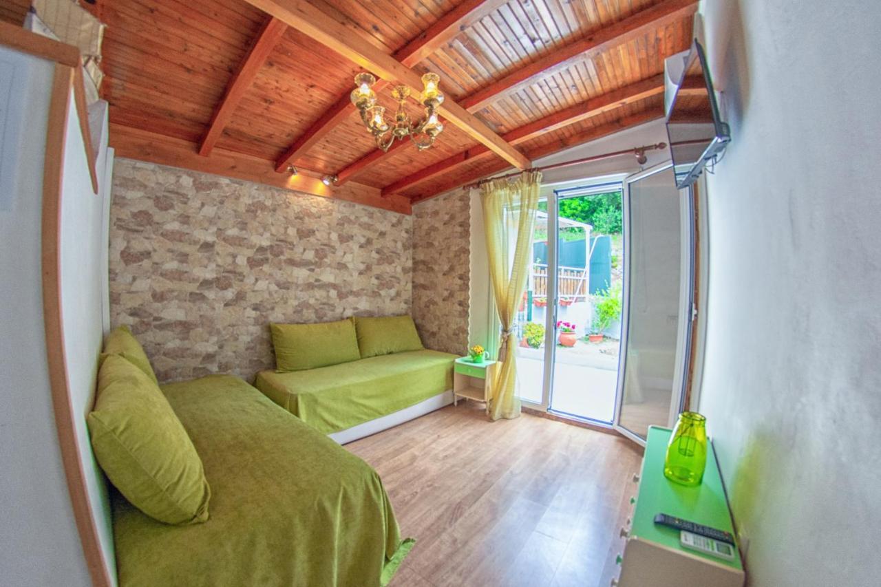 Aliki Apartments ปาเลโอกัสไตรซา ภายนอก รูปภาพ
