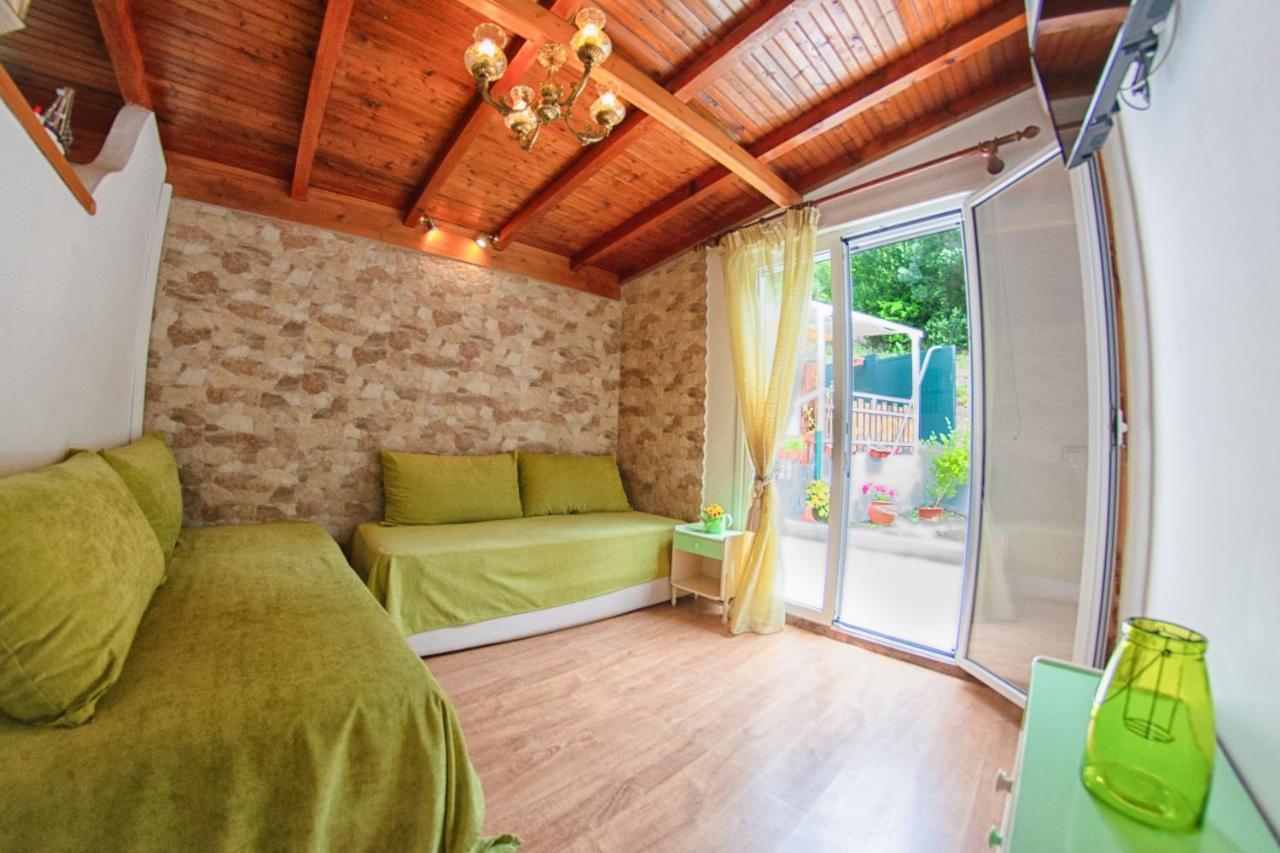 Aliki Apartments ปาเลโอกัสไตรซา ภายนอก รูปภาพ