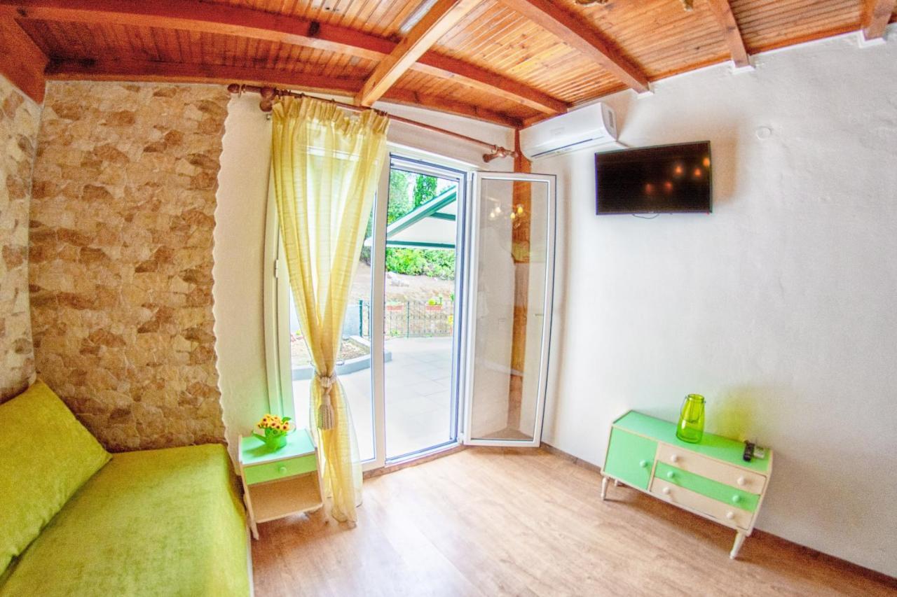 Aliki Apartments ปาเลโอกัสไตรซา ภายนอก รูปภาพ